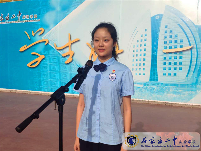 鞠颜如同学主持升旗仪式.jpg