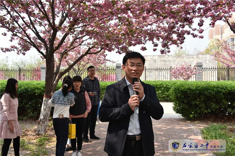 "香椿王,香椿王,你长粗来,我长长",吴校长用一句朗朗上口的民间俗语拉